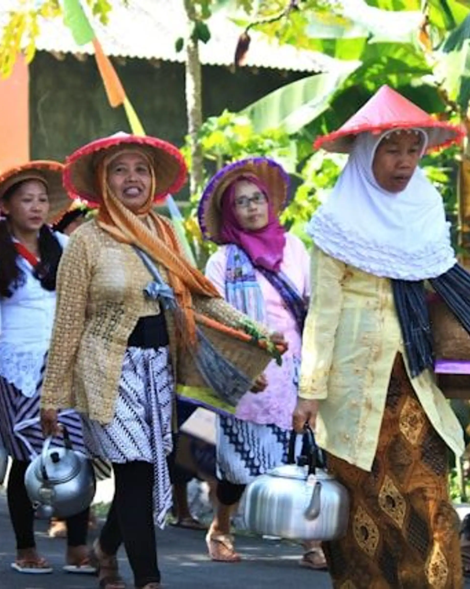 Indonesische Menschen laufen in der Straße 