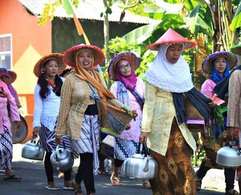 Indonesische Menschen laufen in der Straße 
