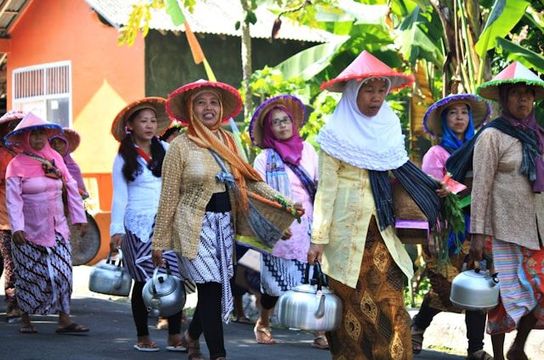 Indonesische Menschen laufen in der Straße 