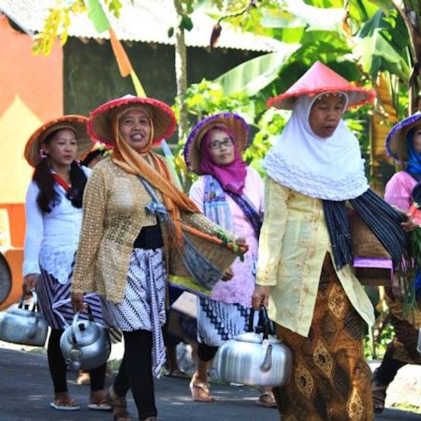 Indonesische Menschen laufen in der Straße 