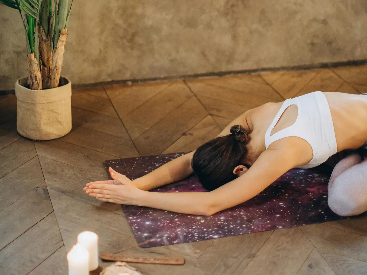 Voyage en Inde du Sud : Femme lors d'une séance de yoga