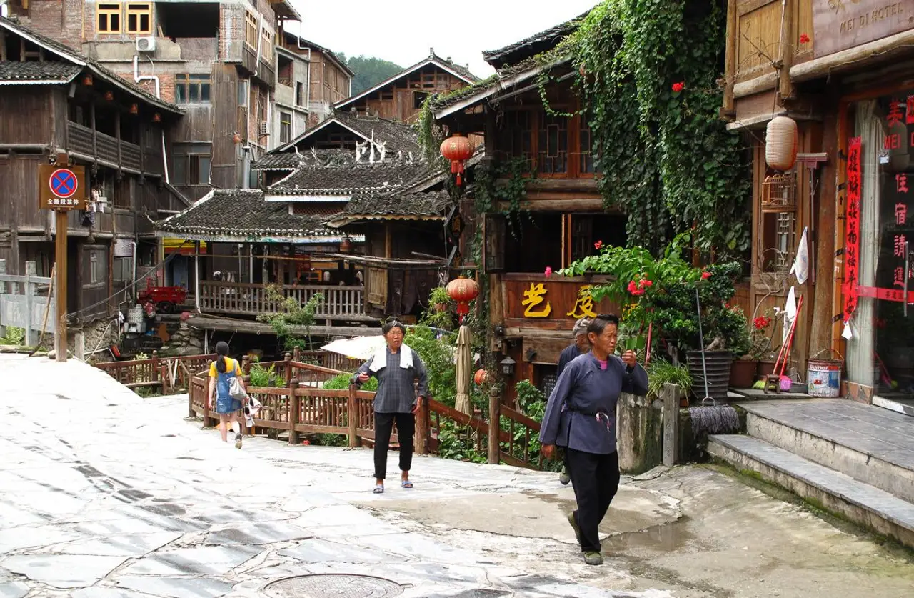 Voyage en Asie – Ruelle tranquille et maisons traditionnelles en bois dans le village de Zhaoxing de la minorité Dong en Chine.