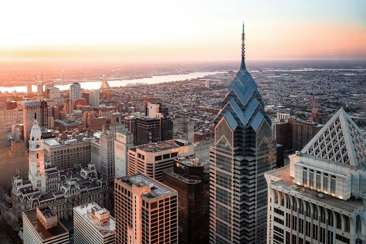 Vue aérienne sur les gratte-ciel de Philadelphie dont la flèche de One Liberty Place et l'hôtel de ville au crépuscule