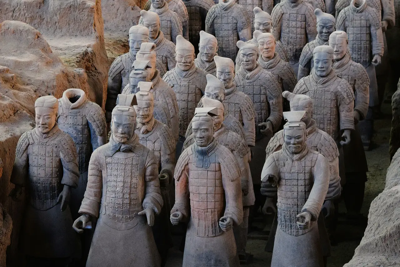 Les rangées impressionnantes de soldats et de guerriers grandeur nature en terre cuite dans les fosses archéologiques de Xi'an.