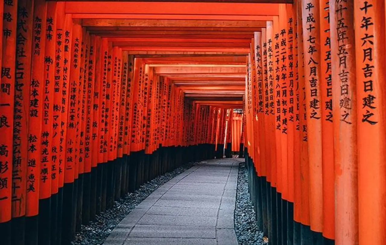 Voyage en Asie – alignement de torii rouges au sanctuaire Fushimi Inari à Kyoto