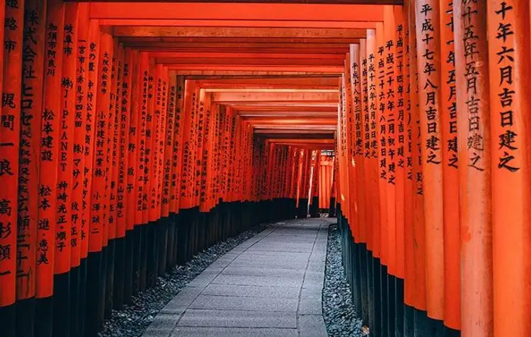 Voyage en Asie – alignement de torii rouges au sanctuaire Fushimi Inari à Kyoto