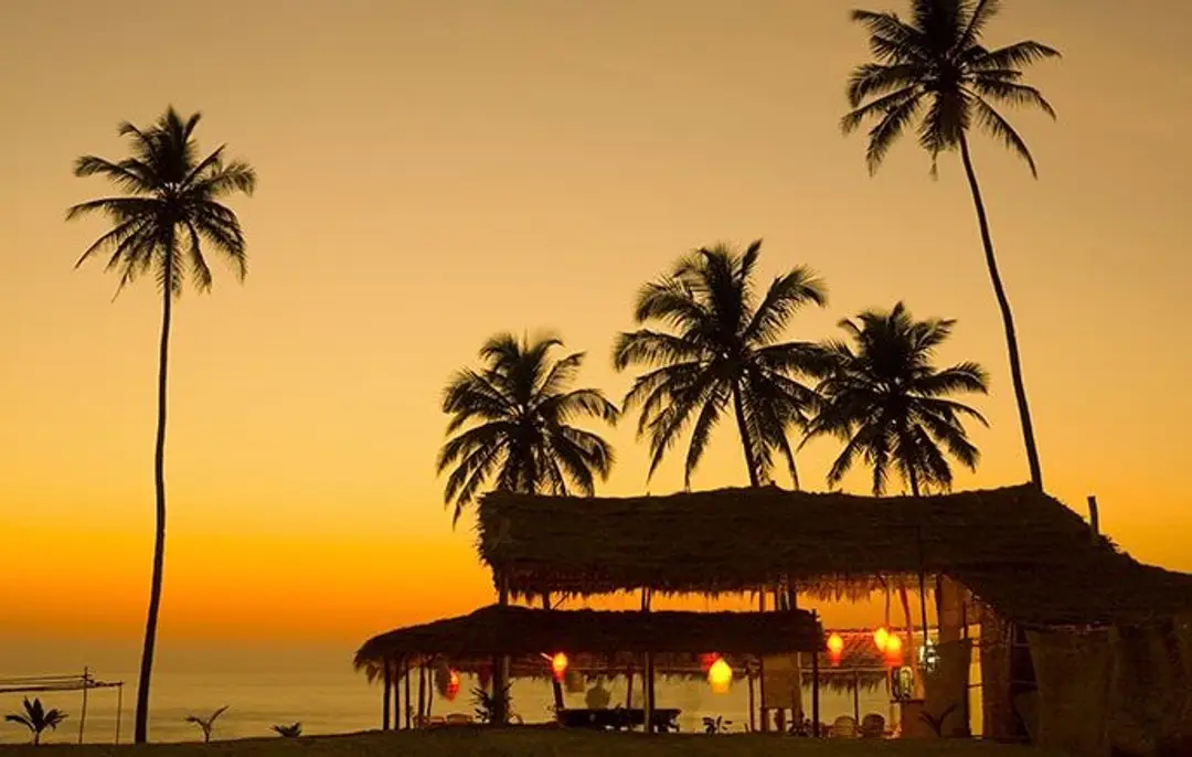 Plage au coucher du soleil à Goa