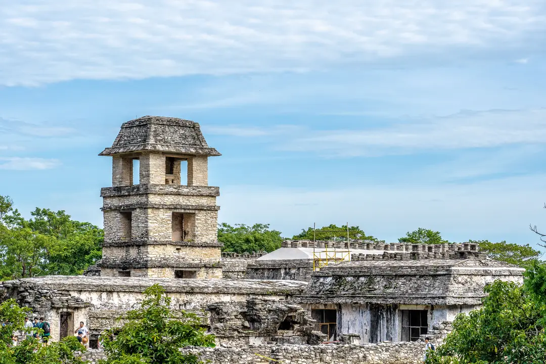 Vestiges d’un bâtiment maya à Palenque, entouré de végétation tropicale