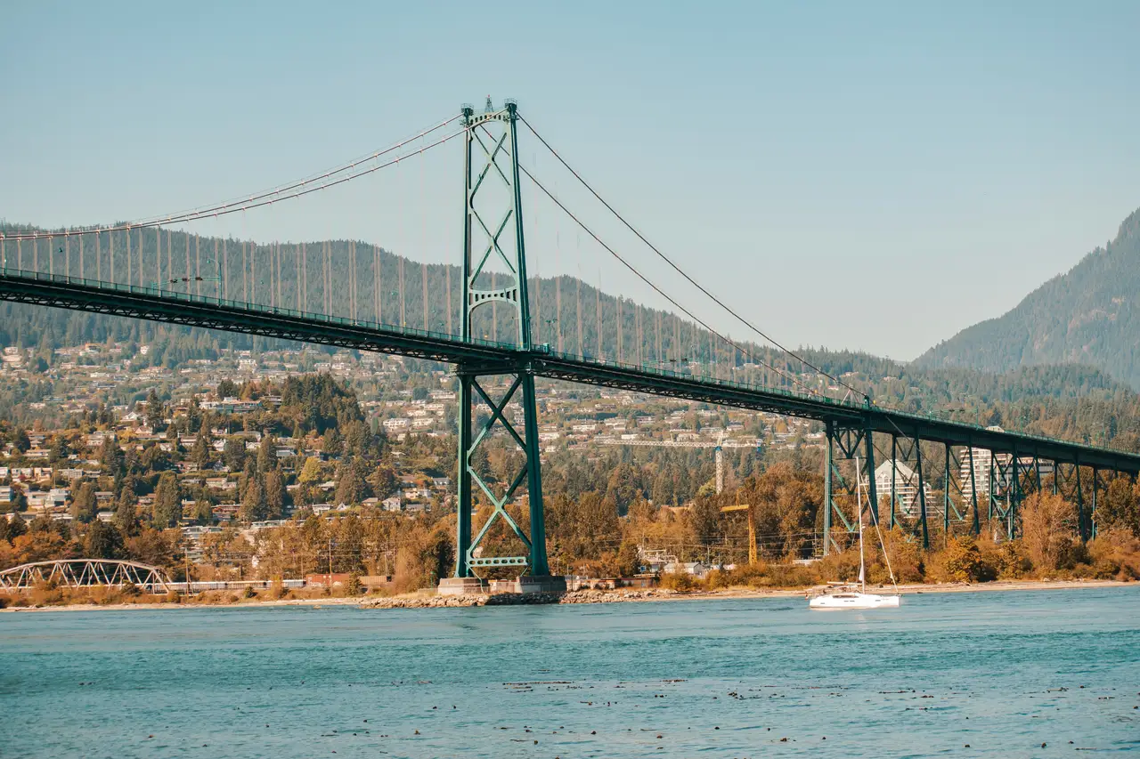 Vue sur le pont suspendu Lions Gate enjambant la baie devant les collines verdoyantes à Vancouver