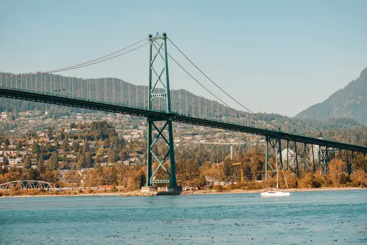 Vue sur le pont suspendu Lions Gate enjambant la baie devant les collines verdoyantes à Vancouver