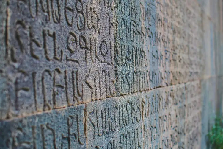 Gravures anciennes en alphabet arménien sculptées sur un mur de pierre