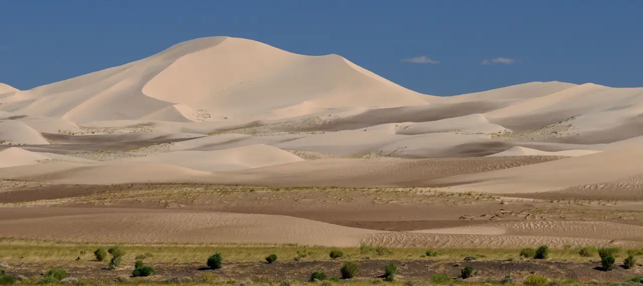 Hautes dunes de sable blond dans le désert de Gobi