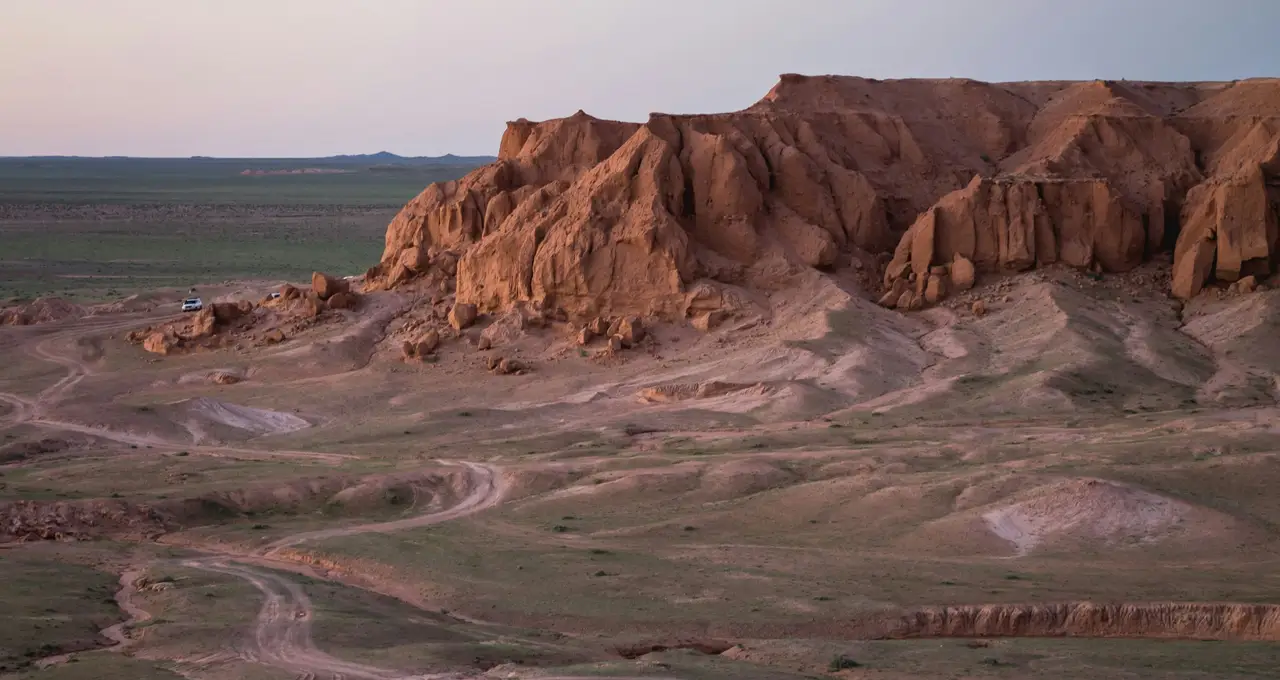 Falaises de grès ocre sculptées par le vent du Gobi