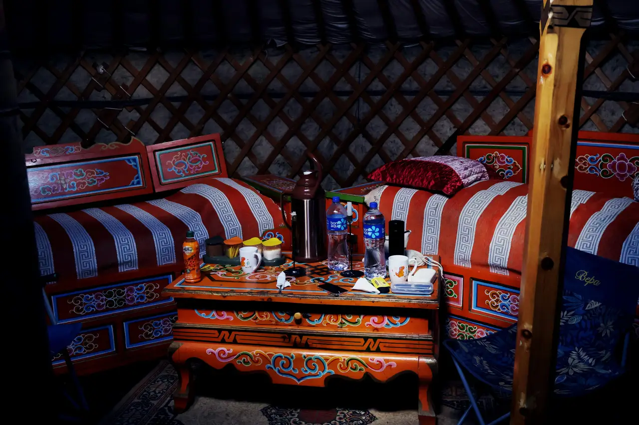 Mobilier peint et ambiance feutrée d'une yourte mongole