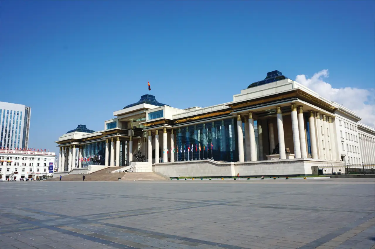 Le Palais d'État d'Oulan-Bator sous un ciel bleu