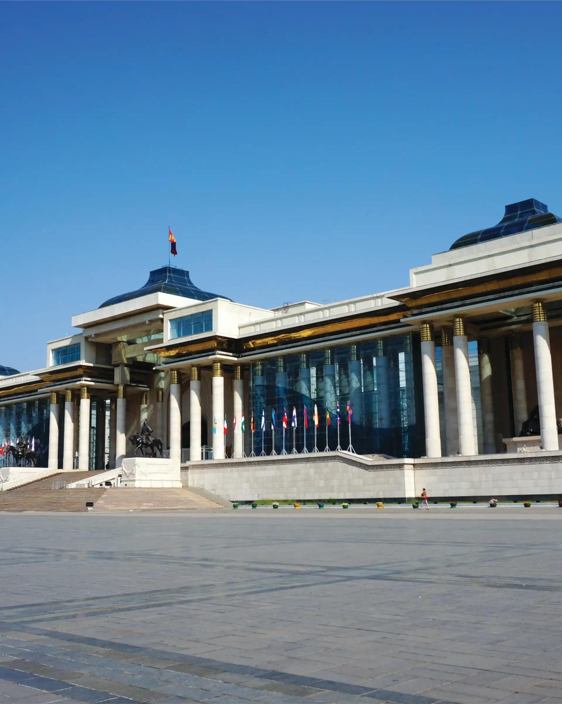 Le Palais d'État d'Oulan-Bator sous un ciel bleu