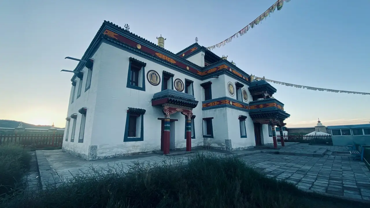 Le temple blanc de Labrang au sein du monastère d'Erdene Zuu