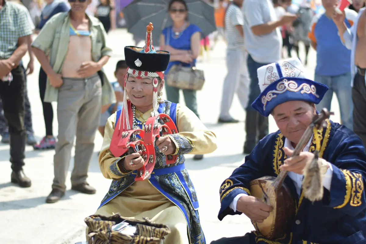 Deux musiciens en habit traditionnel mongol jouent de la musique