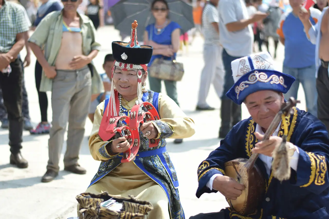 Deux musiciens en habit traditionnel mongol jouent de la musique