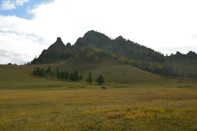 Cavalier nomade au pied des sentinelles de granit en Mongolie