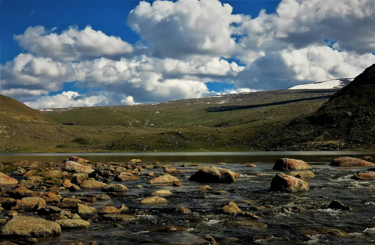 Lac et sommets du désert de Mongolie