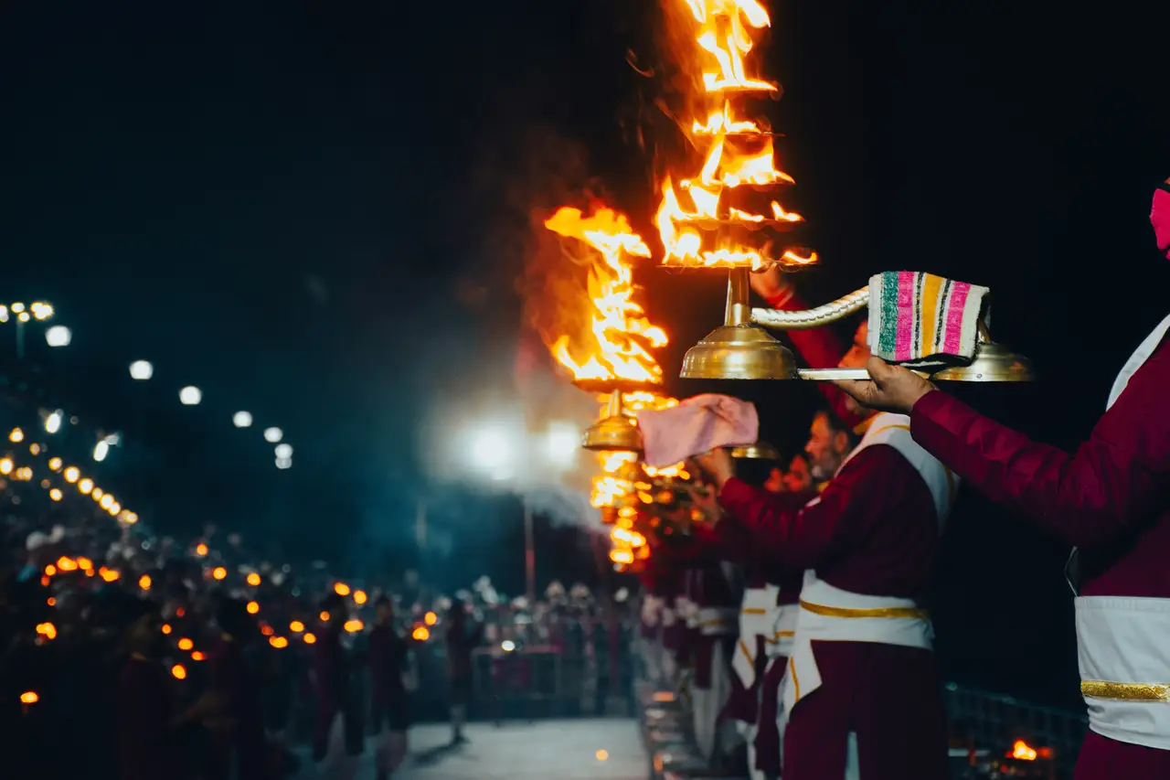 Cérémonie aarti au coeur de la vallée sacrée du Gange 