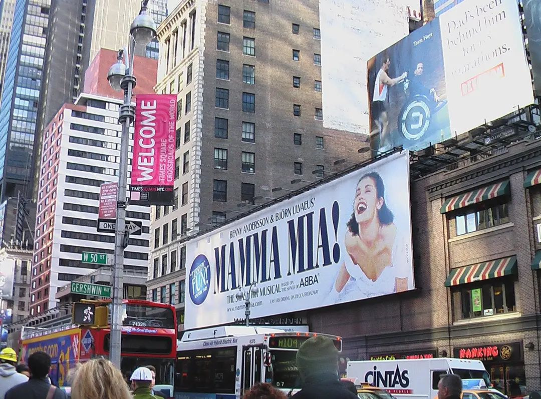 Les théâtres de Broadway à New York, où se jouent de nombreuses comédies musicales