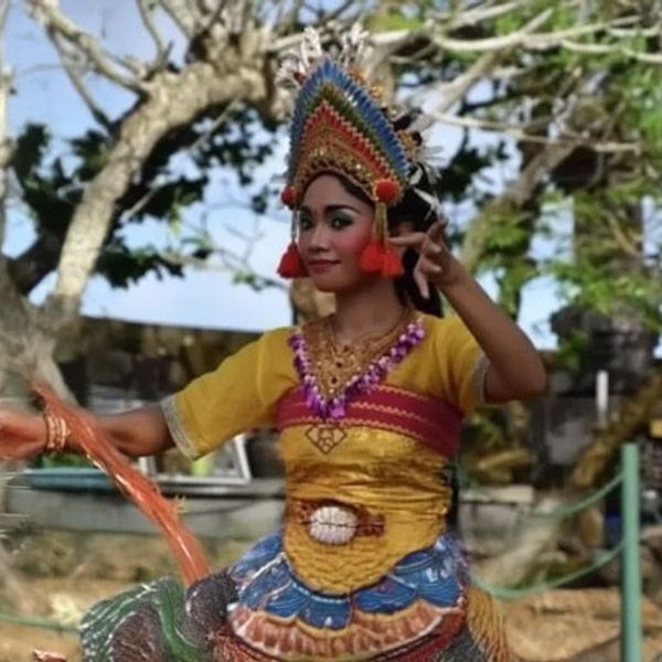 Ursprüngliche balinesische Frau in traditioneller Kleidung