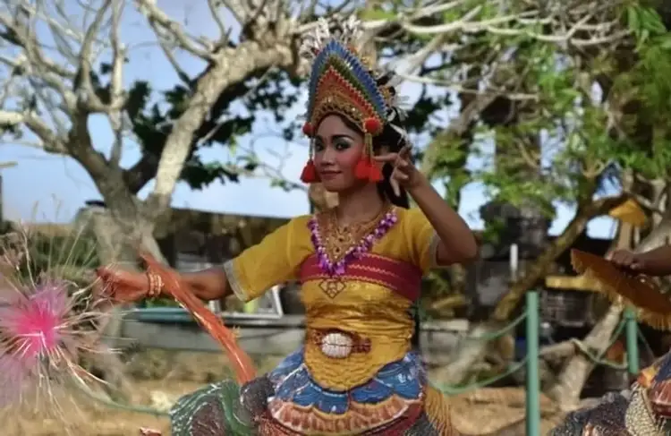 Ursprüngliche balinesische Frau in traditioneller Kleidung