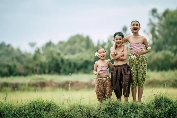 drei indonesische Kinder in indonesischer Landschaft