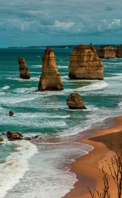 Les célèbres formations rocheuses des Twelve Apostles sur la Great Ocean Road, une étape incontournable d'un road trip en Australie.