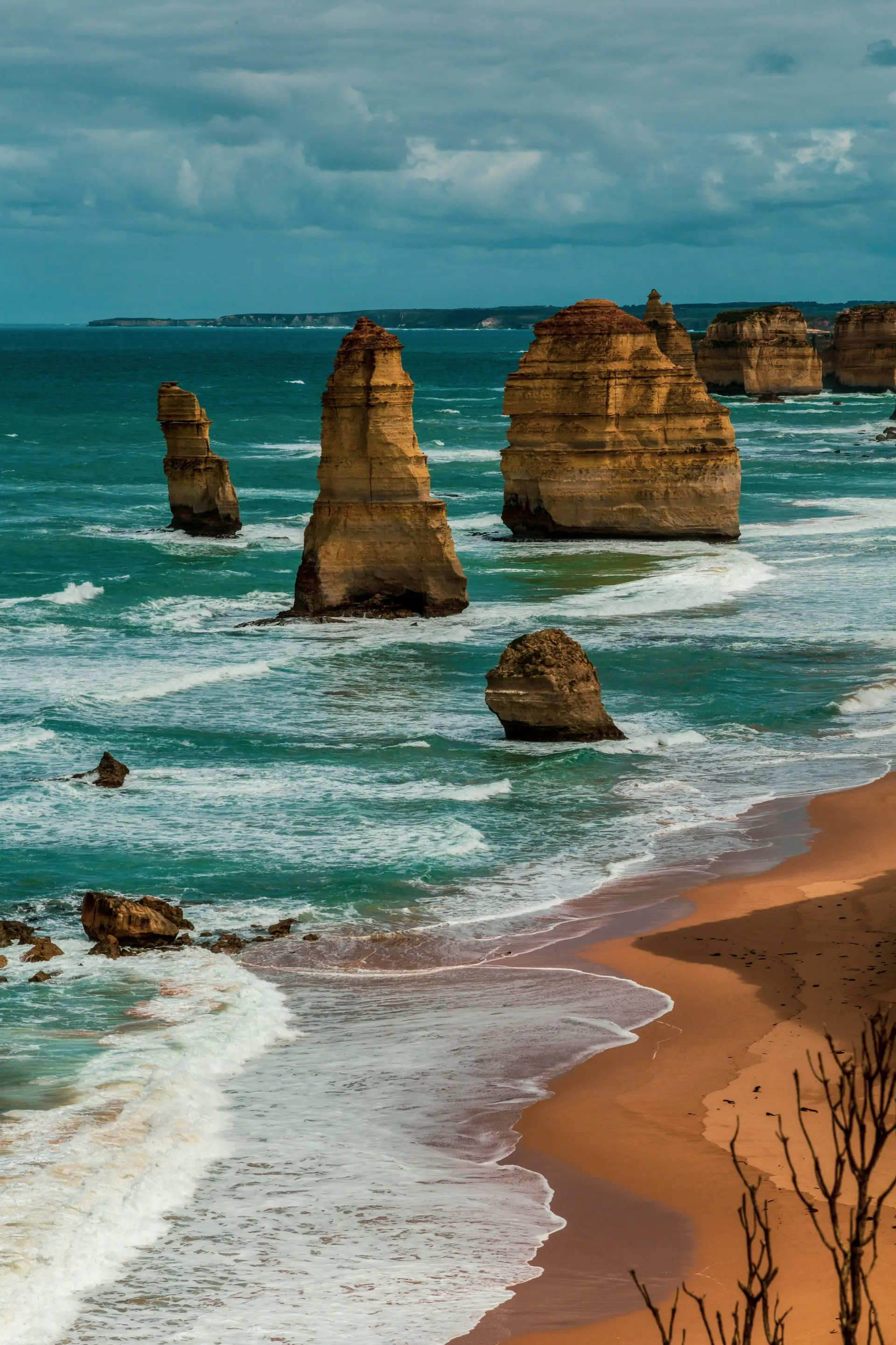 Les célèbres formations rocheuses des Twelve Apostles sur la Great Ocean Road, une étape incontournable d'un road trip en Australie.