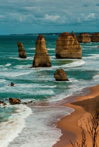 Les célèbres formations rocheuses des Twelve Apostles sur la Great Ocean Road, une étape incontournable d'un road trip en Australie.