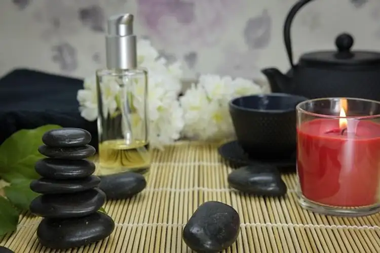 ayurvedanische massage an einem freien tag in indien