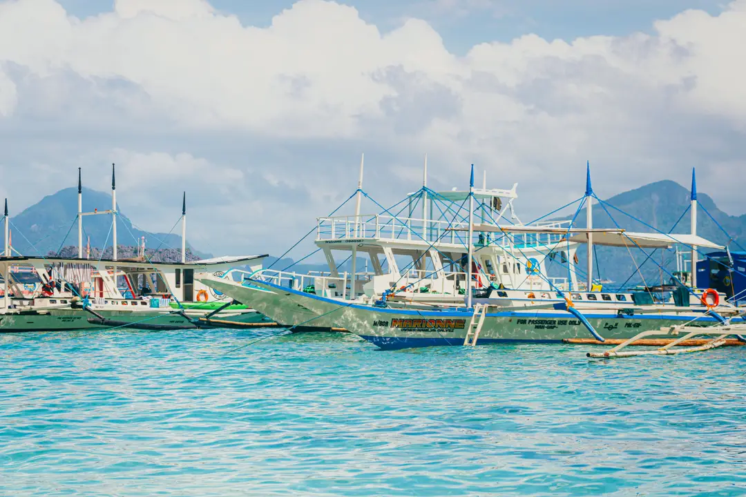 banca colorées dans un port philippin