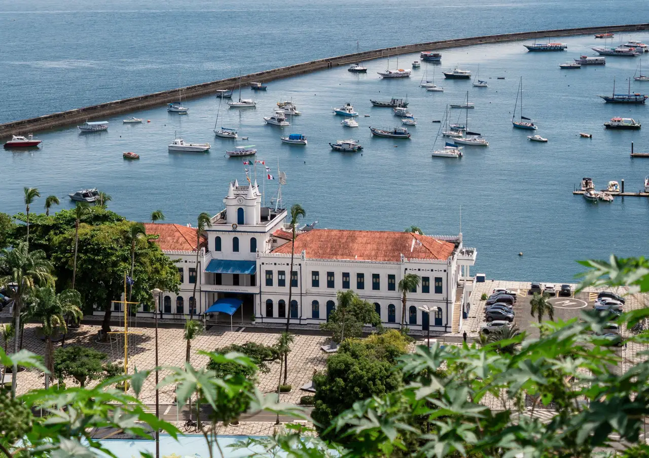 Voyage au Brésil – Vue sur le bâtiment historique du Mercado Modelo et les nombreux bateaux au mouillage dans la baie de Tous les Saints à Salvador de Bahia.