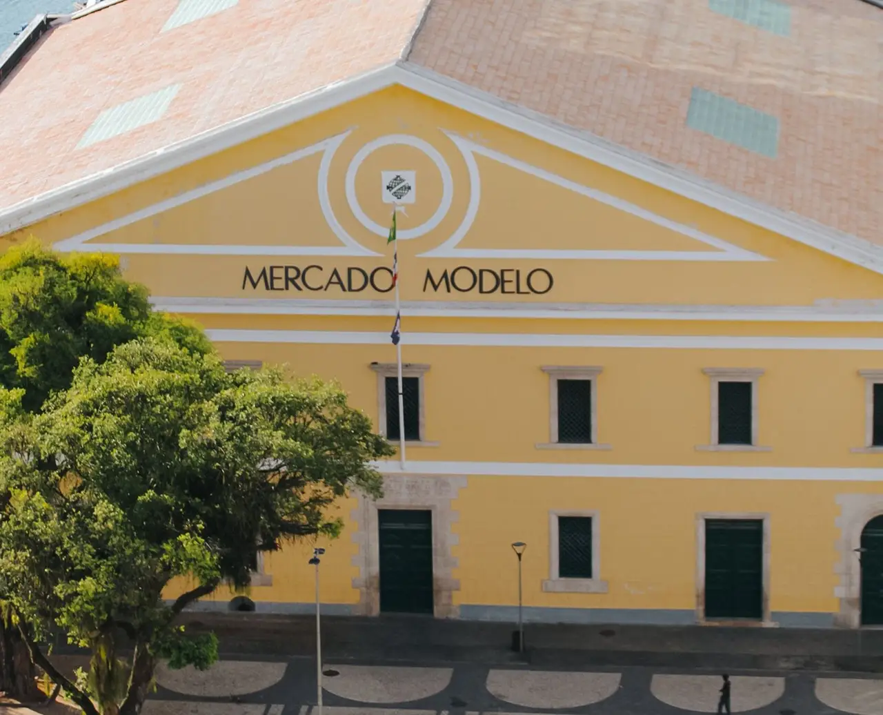 Voyage au Brésil – Façade jaune historique du Mercado Modelo, le célèbre marché d'artisanat local de Salvador de Bahia, sous un ciel bleu.