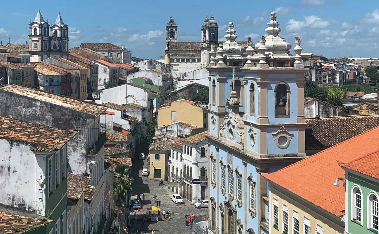 Voyage au Brésil – Vue panoramique sur les façades colorées, les toits en tuiles et les clochers des églises baroques du quartier historique du Pelourinho à Salvador de Bahia.
