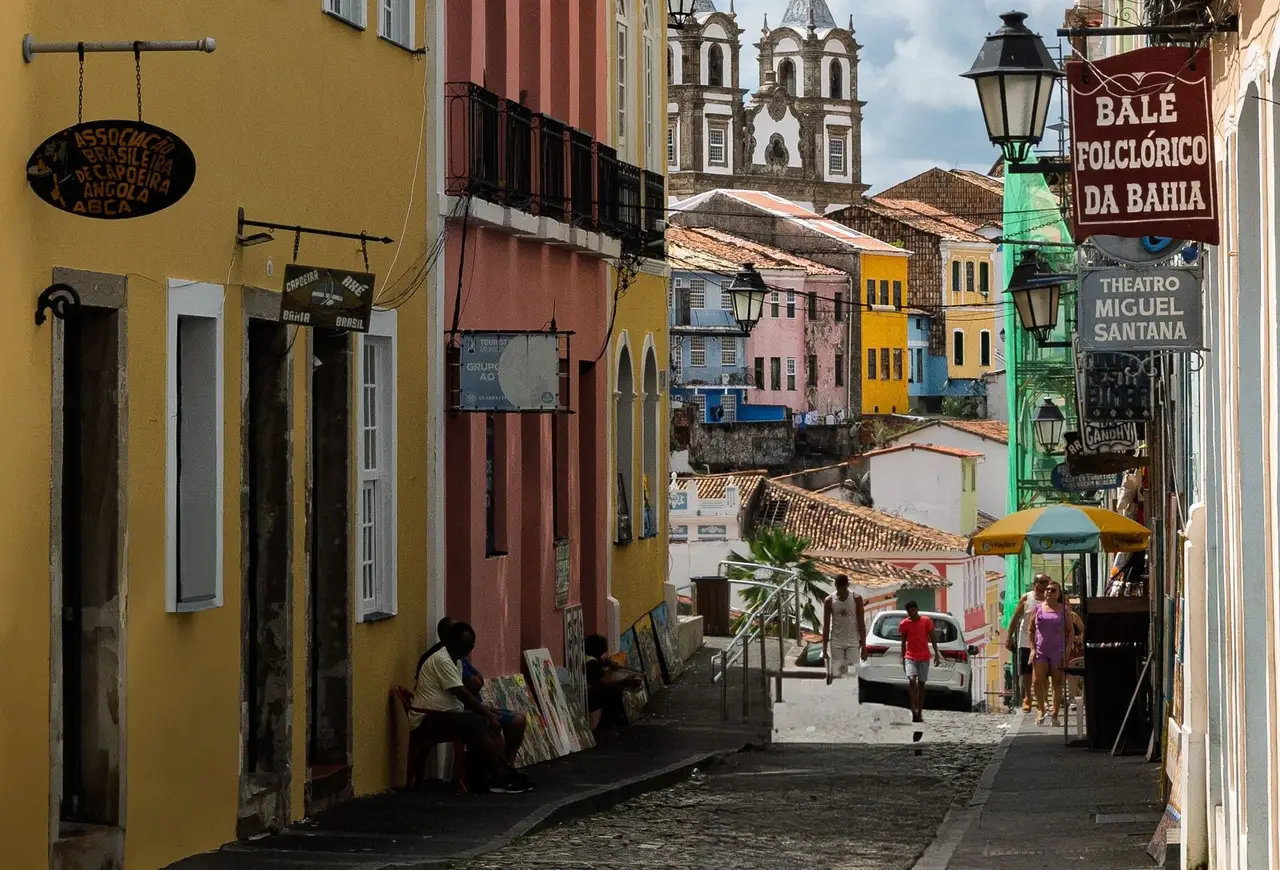 Voyage au Brésil – Ruelle pavée pittoresque bordée de maisons coloniales colorées aux façades pastel dans le centre historique de Salvador de Bahia.