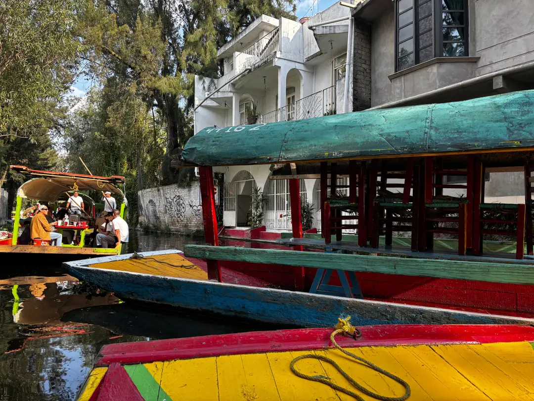 Bateaux traditionnels colorés sur un canal de Xochimilco, à Mexico
