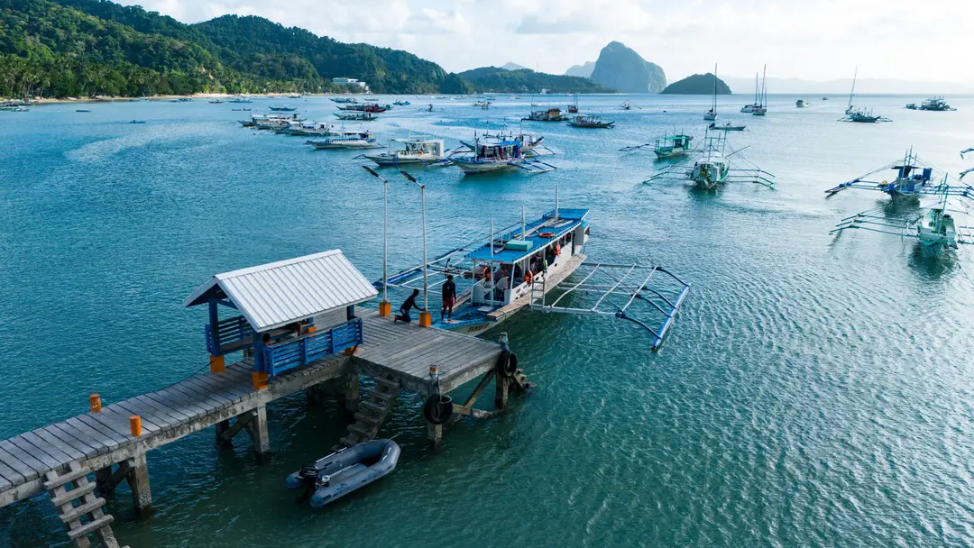 bateaux traditionnels amarrés à une jetée à El Nido, aux Philippines