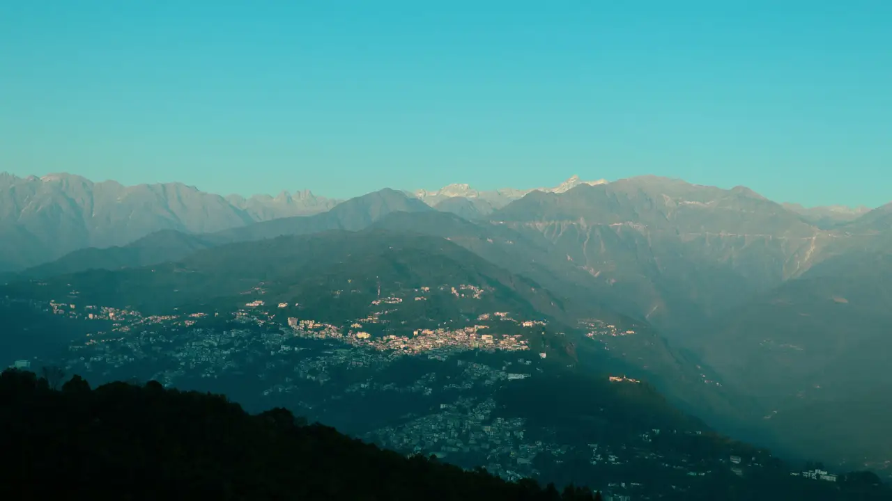 Montagnes ennuagées à Gangtok