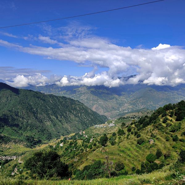 Montagnes vertes de l'Himalaya