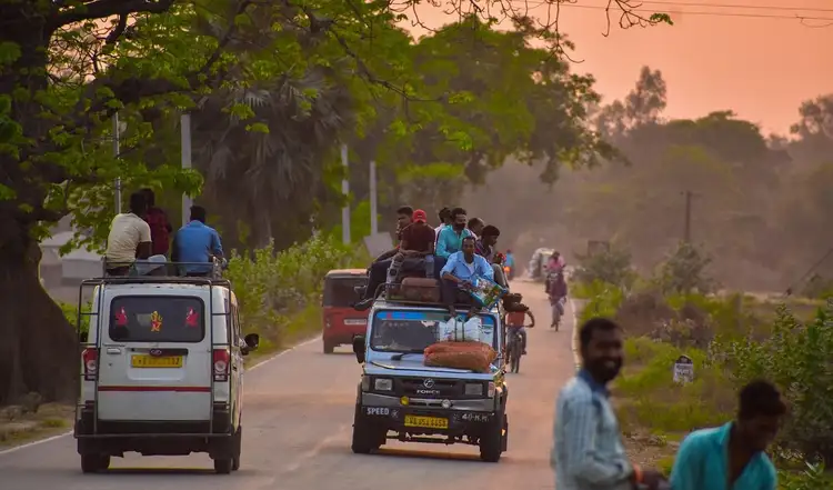 Habitants indiens sur un moyen de transport local