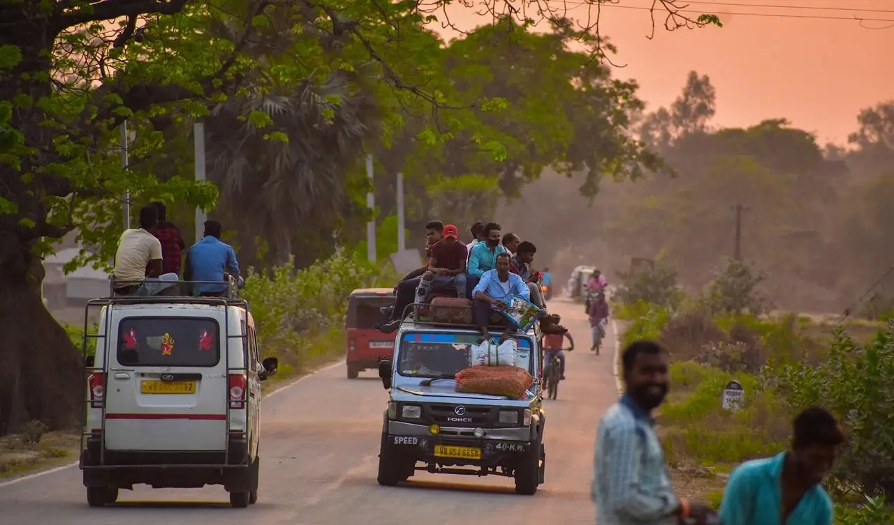 Habitants indiens sur un moyen de transport local