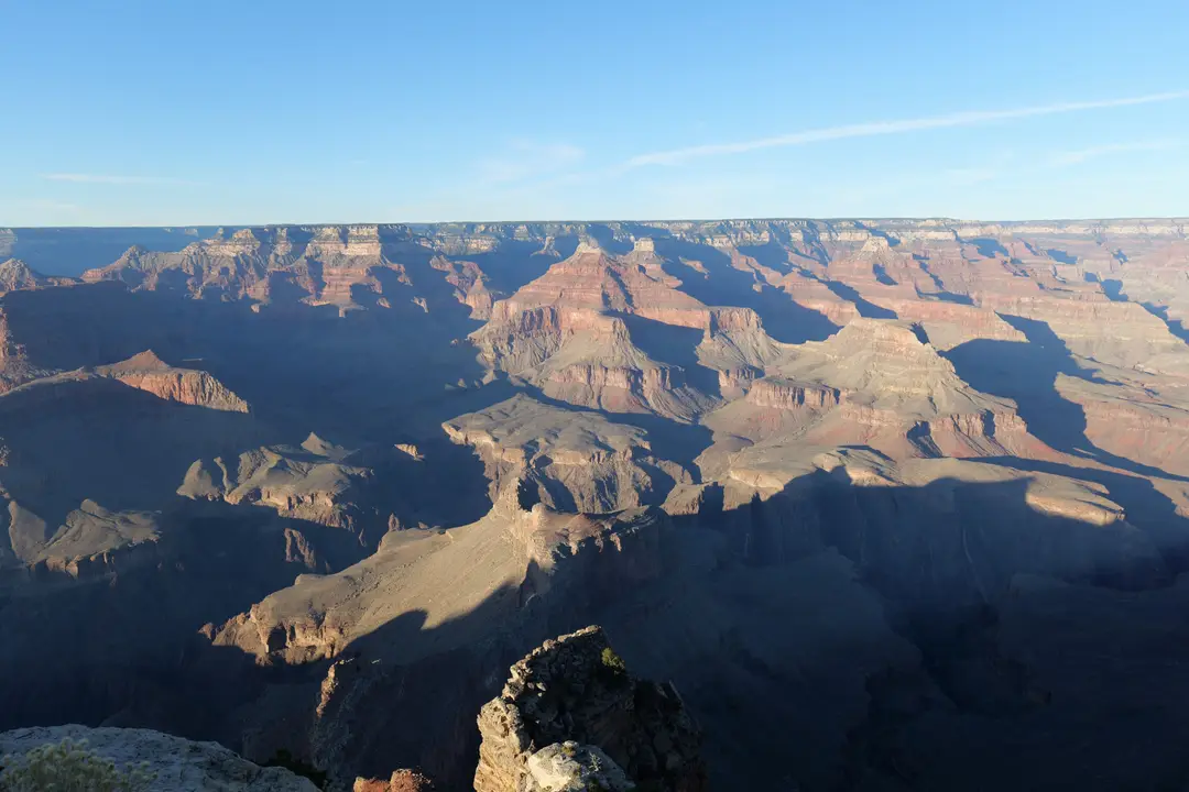 Paysages et formations géologiques du Grand Canyon à l’heure dorée
