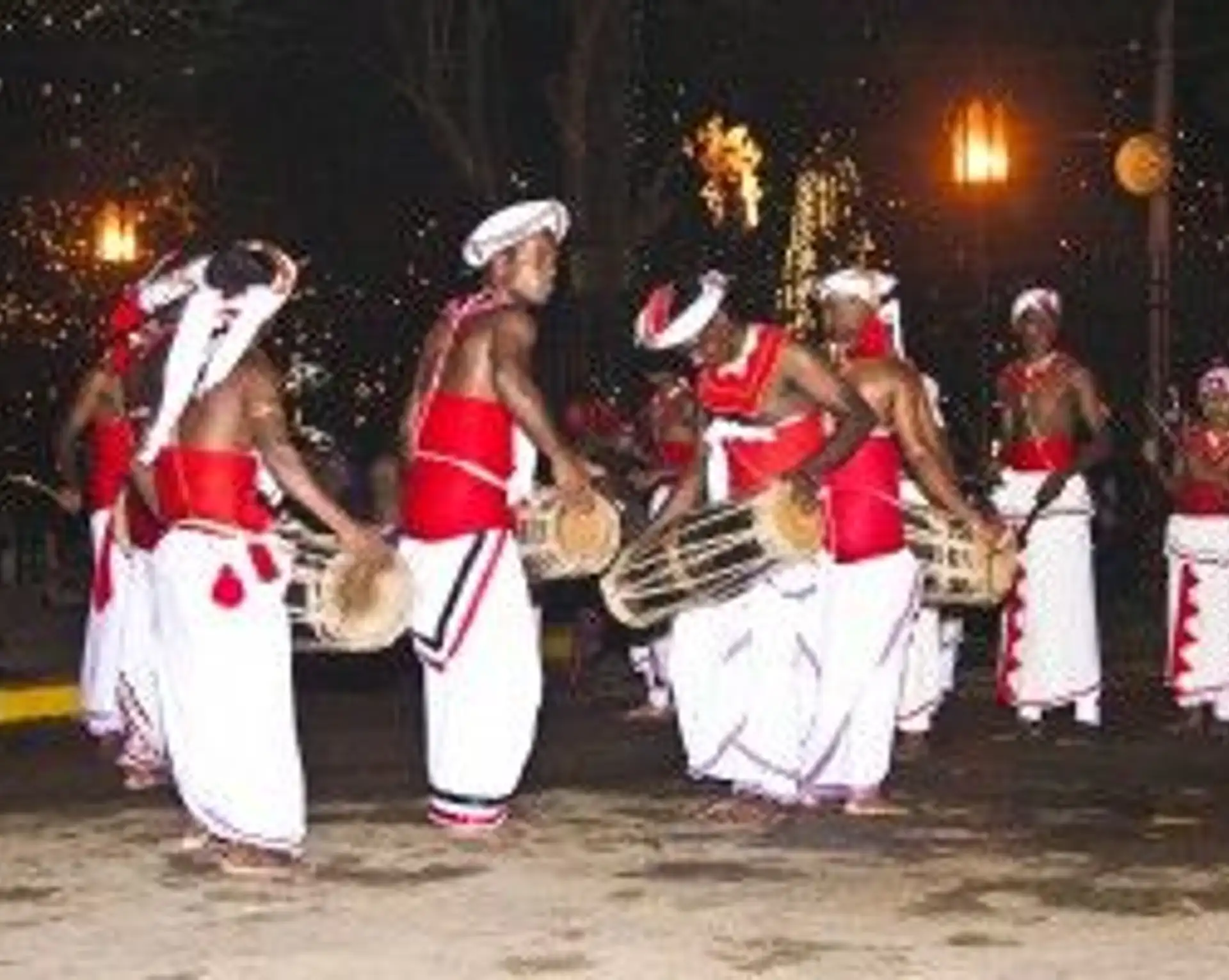esalaperahera-religiose-und-kulturelle-bedeutung-eines-spektakularen-festzugs.htm