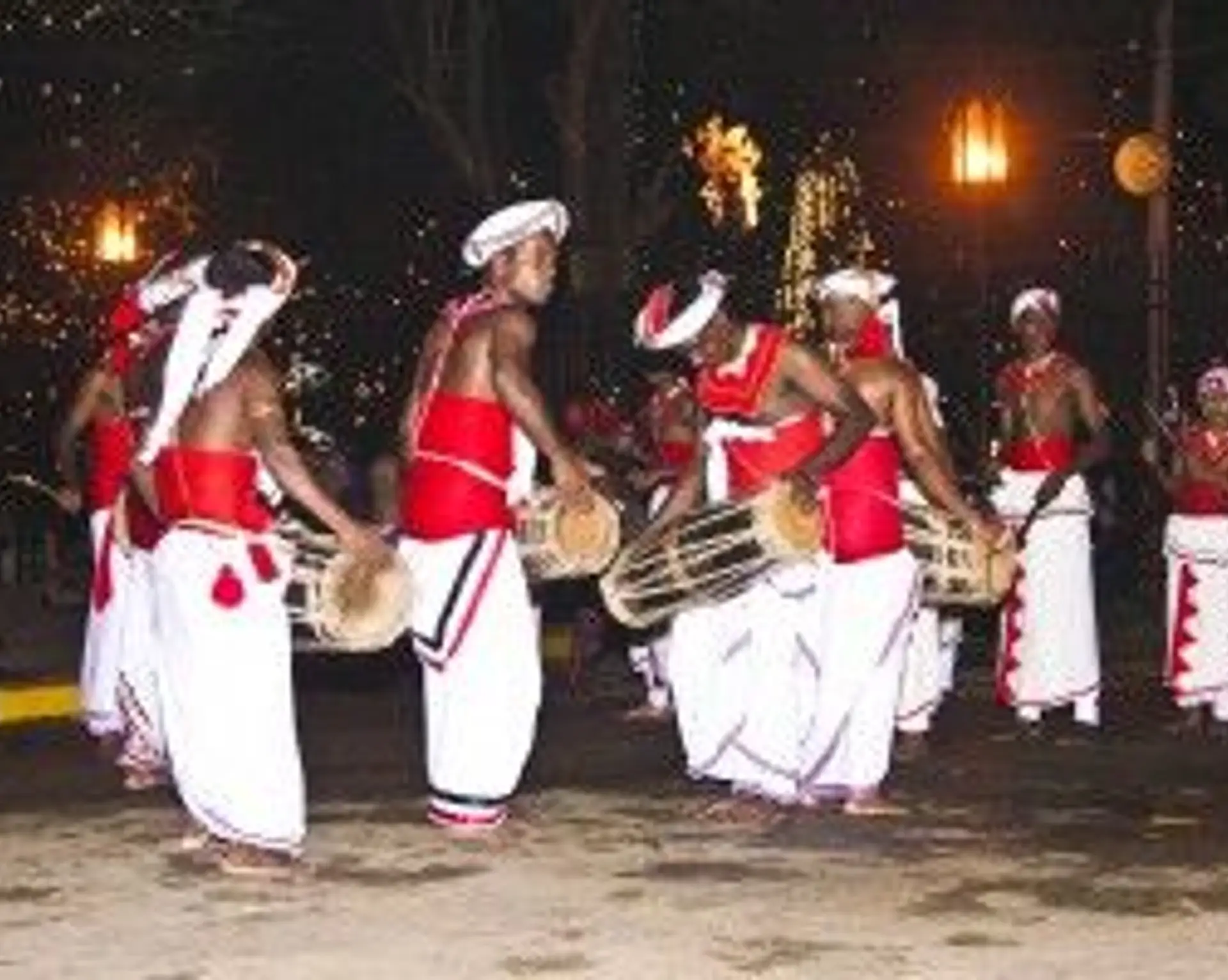 esalaperahera-religiose-und-kulturelle-bedeutung-eines-spektakularen-festzugs.htm