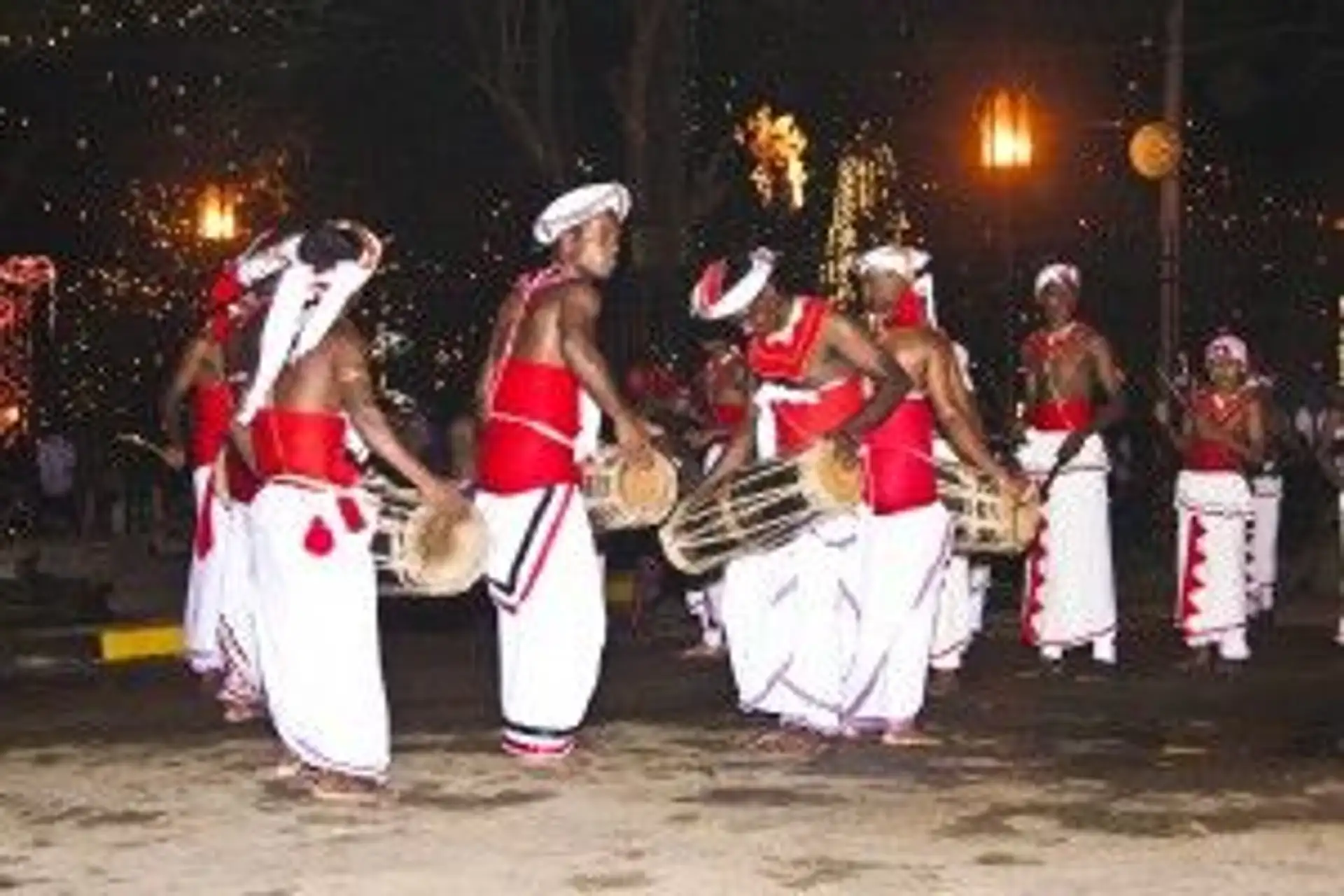 esalaperahera-religiose-und-kulturelle-bedeutung-eines-spektakularen-festzugs.htm