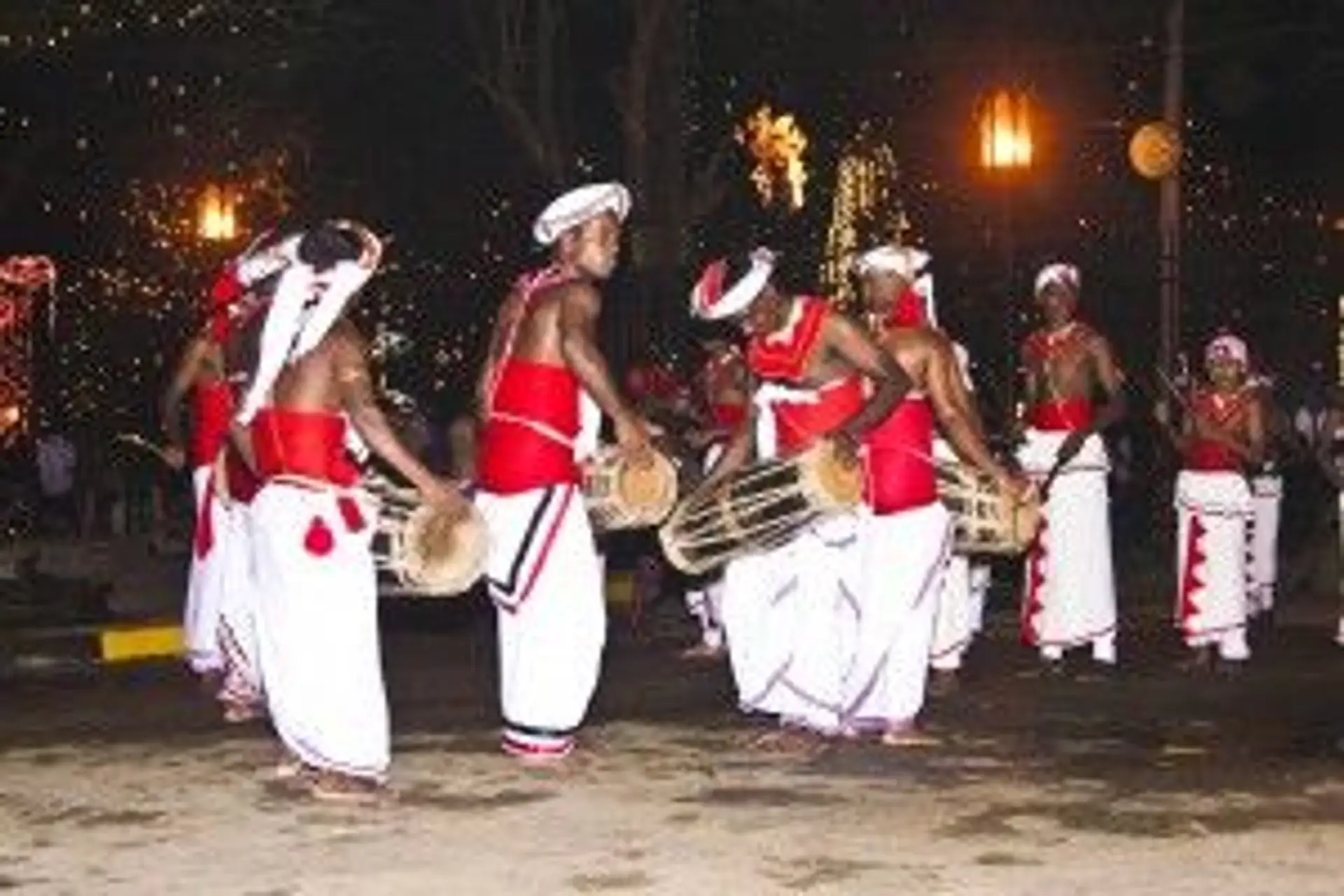 esalaperahera-religiose-und-kulturelle-bedeutung-eines-spektakularen-festzugs.htm